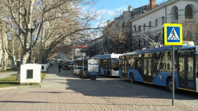 Столкновение троллейбуса с маршруткой парализовало движение в центре Севастополя
