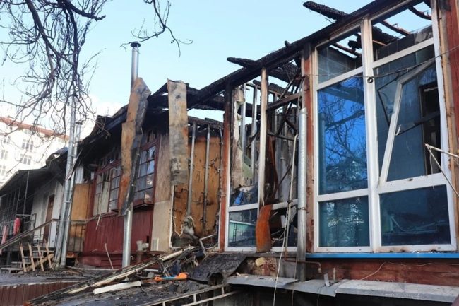 Власти Ялты провели выезд с экспертами на улицу Киевскую, 36, где 10 января многоквартирный жилой дом пострадал от огня