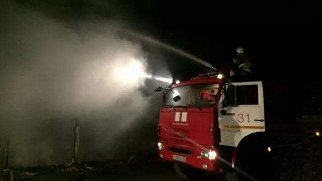 В Нижнегорском районе Крыма в ночь на пятницу сгорели сразу три легковых автомобиля