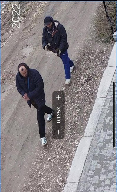 Проживающий на улице Горпищенко севастополец заснял на видео, как двое мужчин наносят на тротуре через трафарет рекламу наркотиков