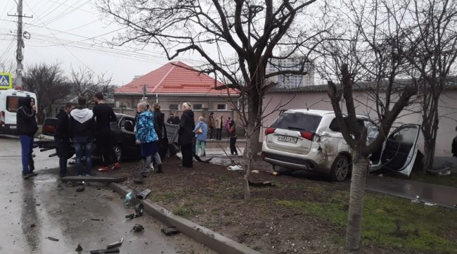 Трое детей и трое взрослых пострадали при столкновении двух легковых авто в Симферополе