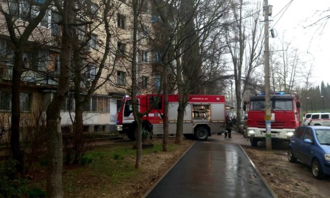 Очевидцы сообщили севастопольским спасателям о пожаре в квартире на улице Ефремова. На место выдвинулись два отделения и автолестница
