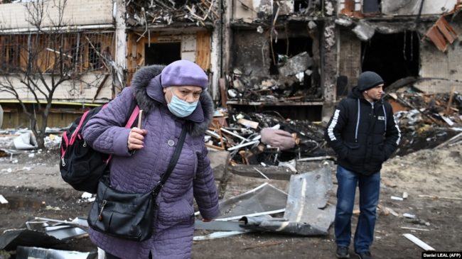 возле разрушенного дома в Киеве