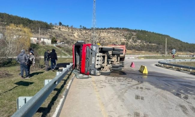 Водитель перевернувшегося под Севастополем грузовика получил травмы