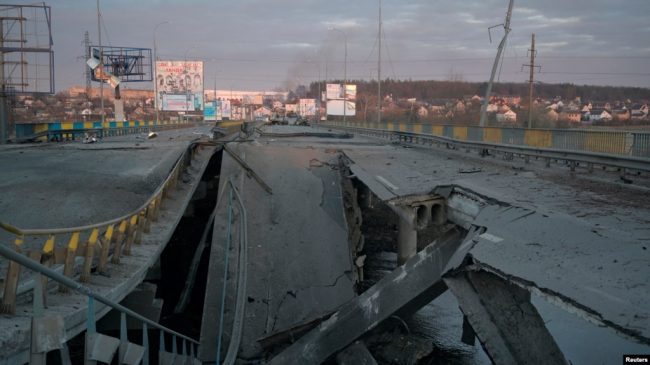 Разрушенный мост в Буче под Киевом