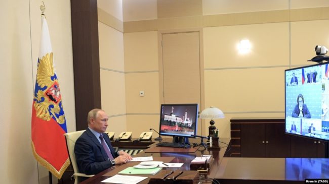 Владимир Путин на видеосвязи с главой ЦБ Эльвирой Набиуллиной