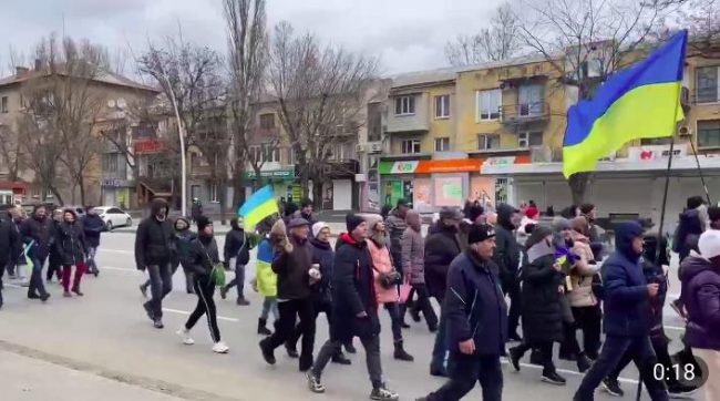 в Мелитополе состоялось шествие горожан по центру города с украинскими флагами