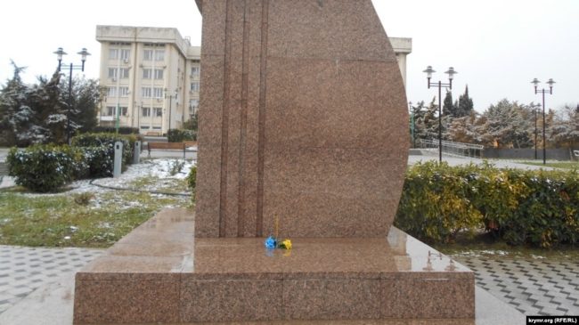 Цветы у памятника Тарасу Шевченко в Севастополе