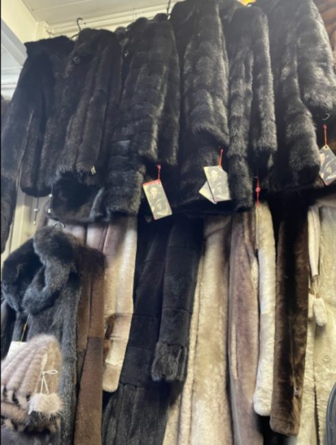 Должностные лица Севастопольской таможни на одном из городских рынков обнаружили незаконно реализуемые меховые изделия – 73 шубы и 20 дубленок иностранного и отечественного производства.