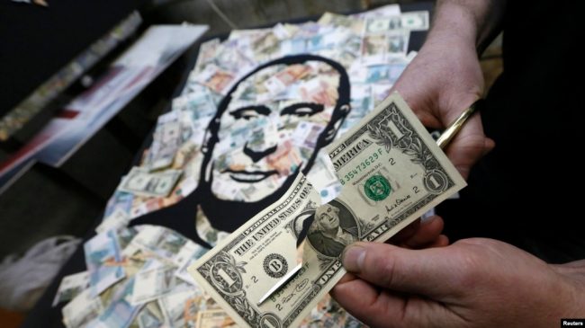 США запретили поставку наличных долларов США в Россию