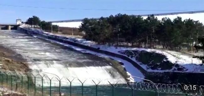 Симферопольское водохранилище переполнилось и из него сливают воду