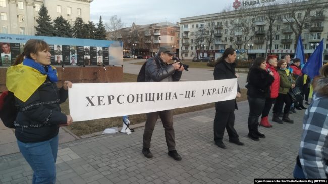 В Херсоне российские силовики преследуют и задерживают украинских журналистов, активистов и бывших военных