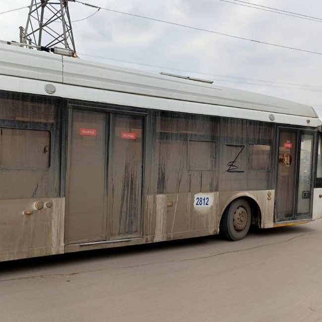 По Симферополю на маршруте №15 разъезжает немытый троллейбус со знаком «Z» на стекле