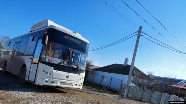 Рейсовый автобус заезжает в поселок Курортное