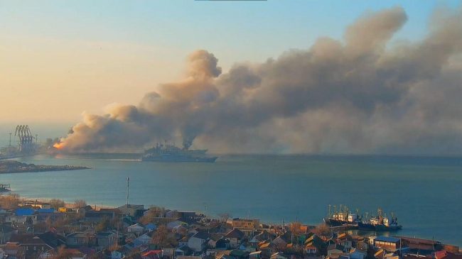 Еще один российский военный корабль загорелся в Бердянске