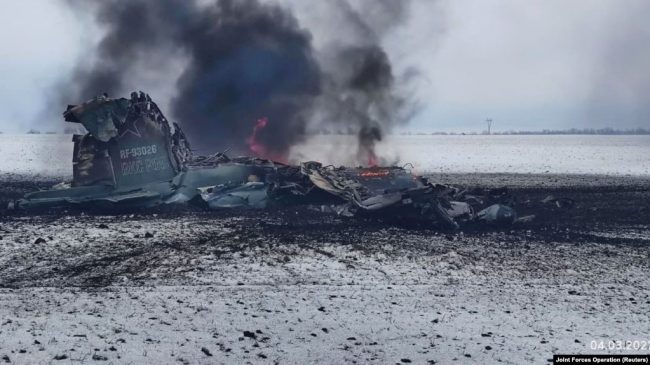 Обломки штурмового самолета ВВС России в поле возле Волновахи