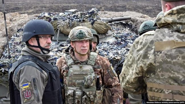 Министр обороны Украины Алексей Резников (слева)