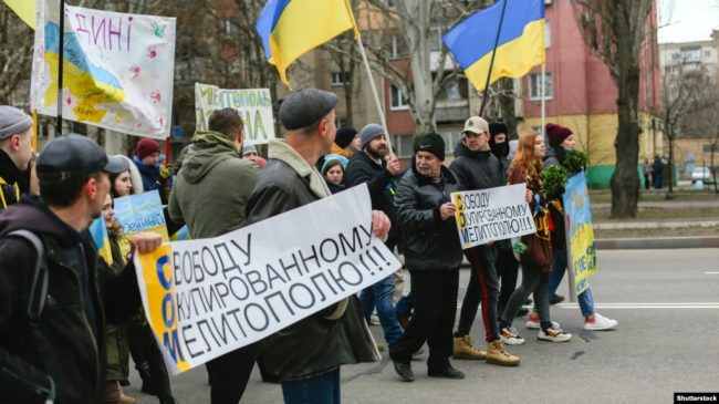 Акция протеста против вторжения России в Украину в захваченном российскими военными городе Мелитополе