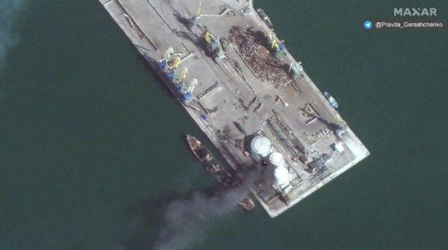 виден российский военный корабль «Саратов», подбитый и затопленный в порту Бердянск