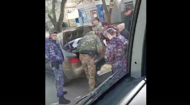 Вчера около 16.00 у Воронцовского рынка на проспекте Победы в Севастополе был задержан автомобиль с оружием