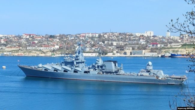 Ракетный крейсер «Москва» Черноморского флота России в Севастопольской бухте