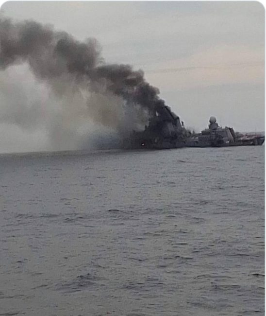 фотографии и видео, предположительно, горящего ракетного крейсера "Москва" российского Черноморского флота