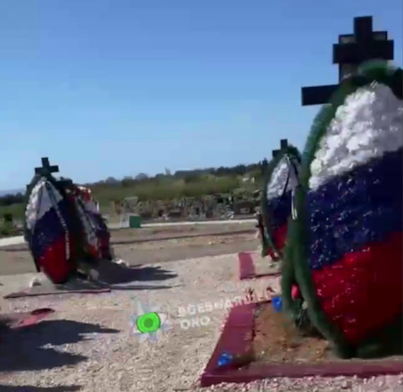 На кладбище в Севастополе сняли на видео десятки новых могил военнослужащих. Все захоронения выполнены в одном стиле