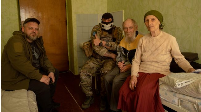 Вышедшая к украинским военным с красным флагом пожилая жительница Харьковской области