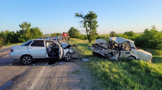 Водитель и пассажир автомобиля ВАЗ-2105 погибли в лобовом столкновении с ВАЗ-21104 на трассе в Джанкойском районе Крыма
