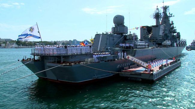 Крейсер «Москва» во время военно-морского парада