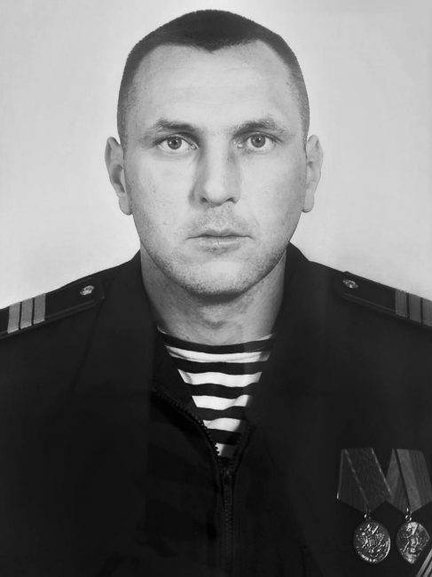 Сержант Алексей Владимиров Баранов служил в 388-м морском разведывательном пункте (войсковая часть 43071 – МРП СпН ВМФ)