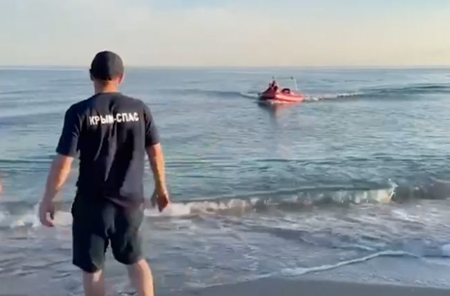 Отец четырехлетнего мальчика, которого унесло в открытое море на надувном матрасе в Крыму вместе с шестилетней девочкой, рассказал, что трагедия произошла из-за сильного ветра.