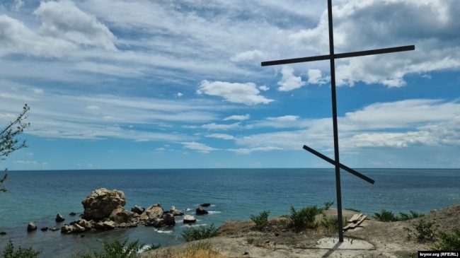 Новый поклонный крест появился рядом с музеем-заповедником «Судакская крепость» возле берега моря