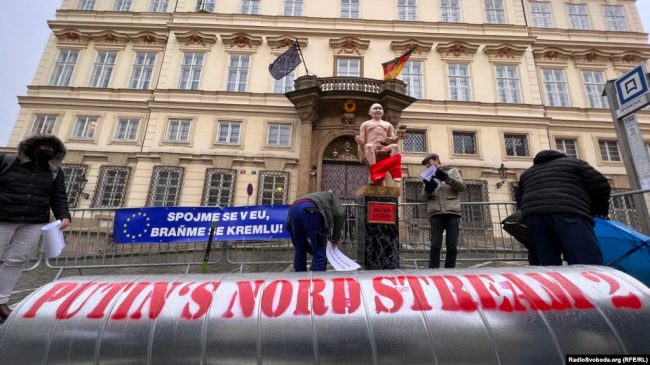 Акция возле посольства Германии в Чехии, Прага, 27 января 2022 года