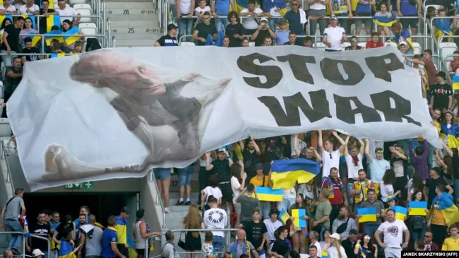 гигантский баннер с изображением президента России Владимира Путина и надписью «Стоп войне!» во время матча Лиги наций УЕФА