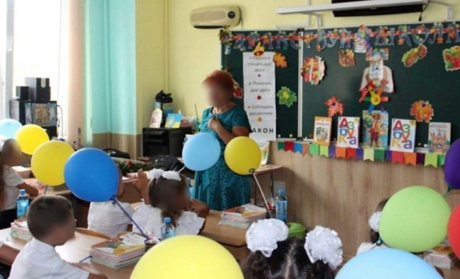 В Севастополе учительницу начальных классов уволили после Дня знаний, проведенного в цветах украинского флага. Инцидент произошел в 22-й школе