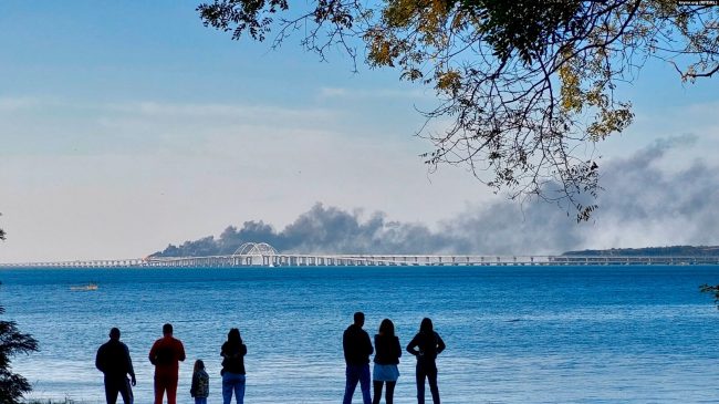 Керченский мост горит