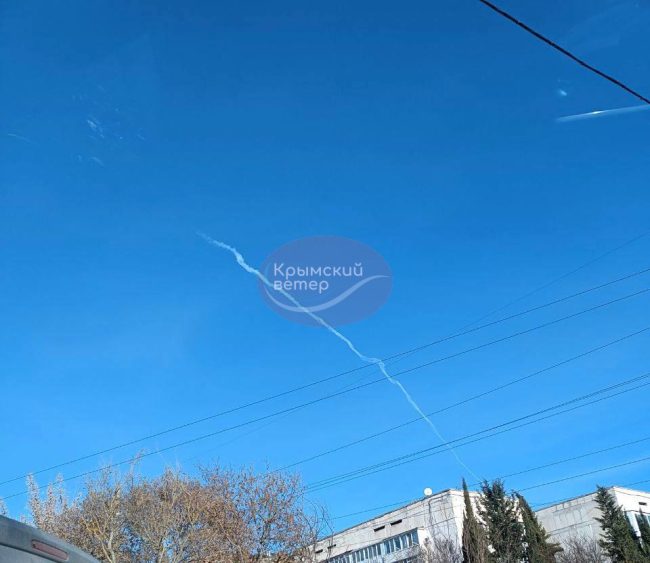 Около 14.00 по московскому времени в Севастополе подразделения российской противовоздушной обороны стреляли ракетами по неизвестным целям