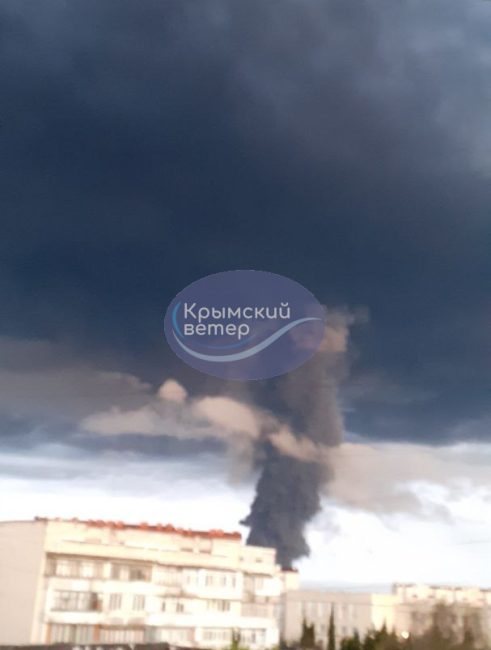 Сегодня в 04.20 утра в Севастополе загорелась база ГСМ в бухте Казачьей.