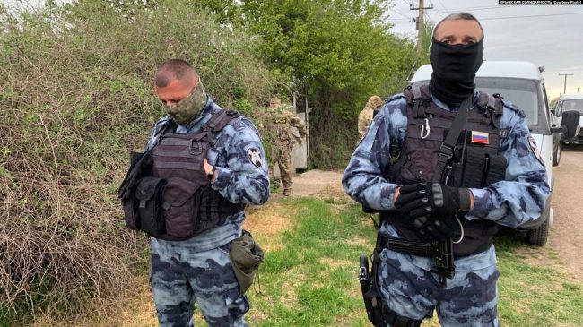российские силовики на обыске в Крыму