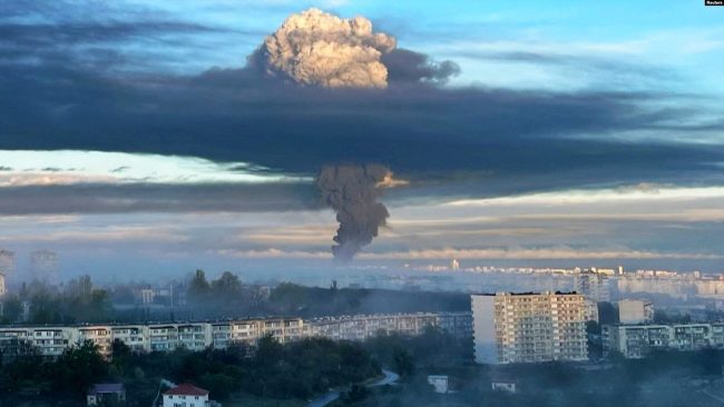 Дым после атаки беспилотника в Севастополе, 29 апреля 2023 года