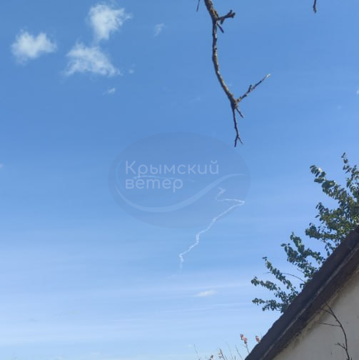 фото инверсионного следа ракеты в Крыму
