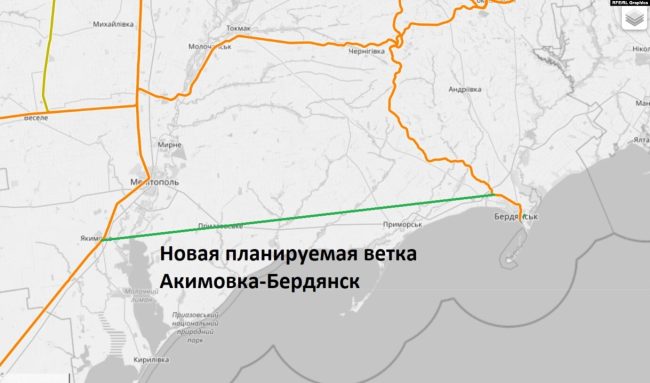 То же самое с упомянутой Балицким Акимовкой: прямая ветка из нее на Бердянск будет южнее существующей, которая идет через расположенный всего в 20 километрах от линии фронта Токмак